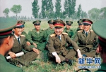 1989年6月，刘华清同志与中国人民解放军某部基层官兵在一起。 - News.Sina.com.Cn