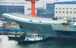 2012年9月5日，停泊在大连港的中国首艘航母已经涂装完毕，舷号16字样十分醒目。 - News.Sina.com.Cn
