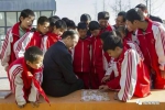 在兴县一二0师学校，温家宝与学生们下象棋 - News.Sina.com.Cn