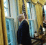 4月27日，特朗普在白宫椭圆形办公室接受英国路透社采访（图片来源：路透社） - News.Sina.com.Cn