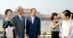 　2015年5月23日，率领3000人访华的二阶俊博（左三）在北京故宫与日本游客交谈。（新华社发） - News.Sina.com.Cn