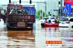 5月7日，受暴雨影响，广州增城中新镇中心出现水浸街，一艘公安的橡皮艇正在作业。南都记者 黎湛均摄 - News.Sina.com.Cn
