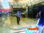 大水退去，店员正在清扫珠宝店的积水。南都记者 吴广宇摄 - News.Sina.com.Cn
