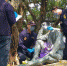 台南乌山头水库内的日本技师八田与一铜像，4月16日被发现遭人持电锯“断头”。（图片来源：台湾《中时电子报》） - News.Sina.com.Cn