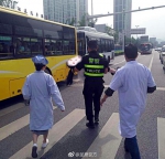 成都一女子马路上抽搐 民警暖心公主抱送医 - Sichuan.Scol.Com.Cn