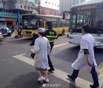 成都一女子马路上抽搐 民警暖心公主抱送医 - Sichuan.Scol.Com.Cn