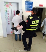 成都一女子马路上抽搐 民警暖心公主抱送医 - Sichuan.Scol.Com.Cn