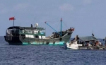 4月6日，黄岩岛附近海域，一艘菲律宾渔船（右）停泊在中国渔船旁。 - News.Sina.com.Cn