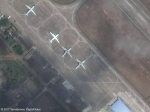 ▲根据卫星图片显示，位于中国海南岛北部的一处空军基地停放有两架空警 -500 预警指挥机。旁边的一架飞机为空警 -200，另外一架可能是运 -8J 或运 -8X 海上巡逻机。 - News.Sina.com.Cn