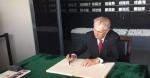 ▲泽曼在南京大屠杀遇难同胞纪念馆签字留言。 - News.Sina.com.Cn
