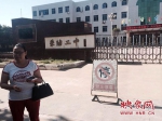 当事人的母亲鲁女士在学校门前。 - News.Sina.com.Cn