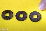 资料图：本次发现的古青铜币“货泉”（图片来源于《日本经济新闻》网站） - News.Sina.com.Cn