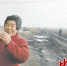 凤台县城的淮河岸边 ， 等待为煤炭堆场卸货的大妈 。 - News.Sina.com.Cn