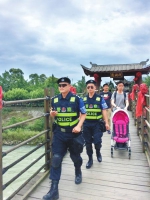 能指路 会英语 都江堰"旅游警察"每天步行2万步以上 - Sichuan.Scol.Com.Cn