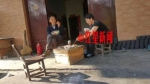 ▲周正龙和妻子在一起吃饭 - News.Sina.com.Cn
