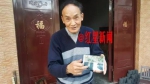 ▲周正龙向红星新闻展示手中的照片，说：我又拍到老虎了 - News.Sina.com.Cn