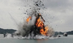 2015年10月，印尼海军在巴淡岛附近海域炸毁了6艘越南渔船 图片来自网络 - News.Sina.com.Cn