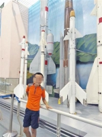 同同在中国航天博物馆（受访者供图） - News.Sina.com.Cn