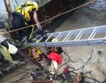 新北市一女子骑车时被暴雨冲至涵洞中，寻获时发现她遭电线缠困在水中，已无生命迹象。 - News.Sina.com.Cn