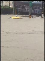 基隆大武仑情人湖路口有出租车被瞬间涌入的雨水淹没，惨遭灭顶，司机惊险逃离。 - News.Sina.com.Cn