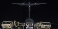 资料图片：“萨德”拦截弹发射车由C-17空运抵达韩国。 - News.Sina.com.Cn