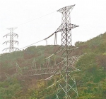 基隆北海岸大豪雨造成台电1座电塔倾倒，连带使得核一厂2号机电力无法输送而跳机。（图片来源：台湾《中时电子报》）  - News.Sina.com.Cn