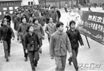 1977年，参加高考的考生们走进考场时的情景。资料图片 - News.Sina.com.Cn