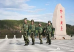 北极边防派出所官兵在村里巡逻。刘松摄 - News.Sina.com.Cn