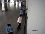 苏恒（黑色T恤带帽者）正在工厂内偷拍 - News.Sina.com.Cn