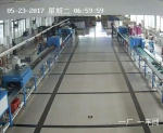 苏恒（黑色T恤带帽者）正在工厂生产车间内偷拍 - News.Sina.com.Cn