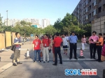 探访高考现场：家长、老师穿红衣 图“开门红” - Sichuan.Scol.Com.Cn