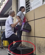 　　记者在现场观察了半小时，共有3位乘客到窗口咨询，而他们与服务人员交流的前提是——必须先踩到一张摆放在窗口下方的长凳上。 - News.Sina.com.Cn