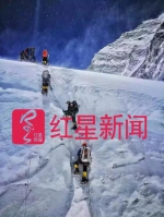 ▲事发前，桑吉和他的团队行进在珠峰攀登线上。（桑吉供图） - News.Sina.com.Cn