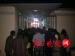 王某的家中围满了围观的群众 - News.Sina.com.Cn