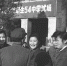 图为1977年12月，北京高考考点的考生们互相交流。 翁乃强 摄 图片来源：视觉中国 - Sc.Chinanews.Com.Cn