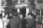 图为1977年12月，北京高考考点的考生们互相交流。 翁乃强 摄 图片来源：视觉中国 - Sc.Chinanews.Com.Cn