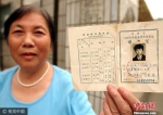 图为郑州一名收藏爱好者展示自己收藏的一张1988年的高考准考证。 图片来源：视觉中国 - Sc.Chinanews.Com.Cn