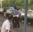 城管队员跟在穿黑衣的男生后面 - News.Sina.com.Cn