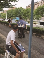 城管队员跟在穿黑衣的男生后面 - News.Sina.com.Cn