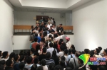 大批听众在报告厅外等待入场。中国青年网记者 陈琛 摄 - News.Sina.com.Cn