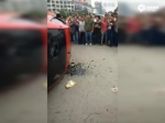 女子横穿马路被车主殴打 - News.Sina.com.Cn
