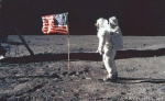 阿姆斯特朗登月后，美国曾经认真的考虑过讲月球宣布为美国直属领地，后因顾忌苏联反应而作罢。 - News.Sina.com.Cn