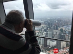 出狱后，牟其中曾到上海，站在上海环球金融中心俯瞰上海。 - News.Sina.com.Cn