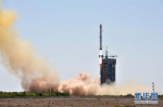 6月15日11时00分，我国在酒泉卫星发射中心用长征四号乙运载火箭，成功发射硬X射线调制望远镜卫星“慧眼”。这次发射还搭载了国内外3颗小卫星。新华社发（甄哲 摄） - News.Sina.com.Cn