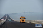 一辆运输沥青的工程车辆行驶在港珠澳大桥桥面上（4月29日摄）。新华社记者刘大伟摄 - News.Sina.com.Cn