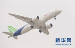 5月5日，中国首款国际主流水准的干线客机C919在上海浦东国际机场首飞。新华社记者 丁汀 摄 - News.Sina.com.Cn