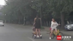 太危险！女子成都街头踩“风火轮”溜婴儿车 穿车流 - Sichuan.Scol.Com.Cn