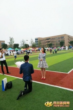 大学生毕业典礼现场求婚，背后是毕业双选会。  - News.Sina.com.Cn