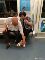 老夫妻地铁上的一个动作引来党报关注 暖哭网友 - News.Sina.com.Cn