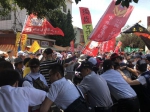 抗议横幅上赫然写着“独裁女妖”。（图片来源：台湾“联合新闻网”） - News.Sina.com.Cn